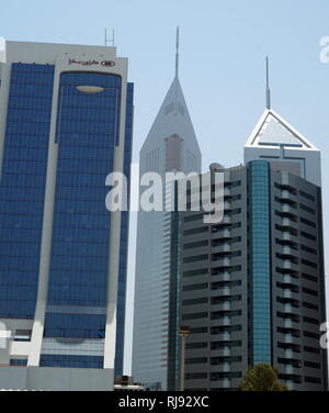 La Emirates Towers di Dubai contiene l'ufficio Emirates Tower e Jumeirah Emirates Towers Hotel. Dubai è il più grande e più popolosa città negli Emirati Arabi Uniti (EAU). Si trova sulla costa sud-est del Golfo Persico ed è la capitale dell'Emirato di Dubai, uno dei sette Emirati che compongono il paese. Dubai è emersa come una città globale e business hub del Medio Oriente. Foto Stock