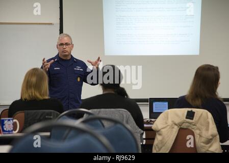 ALAMEDA, California -- Il Master Chief Petty Officer della Coast Guard, Steven W. Cantrell, parla con i membri della Guardia Costiera dell area del Pacifico Programma di mediatore in corrispondenza di Coast Guard isola nov. 4, 2016. Foto Stock