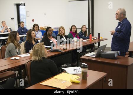 ALAMEDA, California -- Il Master Chief Petty Officer della Coast Guard, Steven W. Cantrell, parla con i membri della Guardia Costiera dell area del Pacifico Programma di mediatore in corrispondenza di Coast Guard isola nov. 4, 2016. Foto Stock