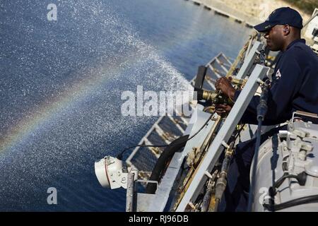 SOUDA BAY, Grecia (nov. 3, 2016) Petty Officer di terza classe Anthony Monroe, da San Diego, aiuta a testare un P-100 pompa a bordo della USS Ross (DDG 71) in porto Souda Bay, Grecia, nov. 3, 2016. Ross, un Arleigh Burke-class guidato-missile distruttore, distribuita a Rota, Spagna, sta conducendo operazioni navali negli Stati Uniti Sesta flotta area di operazioni a sostegno degli Stati Uniti per gli interessi di sicurezza nazionali in Europa e in Africa. Foto Stock