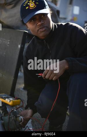 SOUDA BAY, Grecia (nov. 3, 2016) Petty Officer di terza classe Kiana Coleman, da Colorado Springs, Colo., prove di un suono powered presa telefonica a bordo della USS Ross (DDG 71) in porto Souda Bay, Grecia, nov. 3, 2016. Ross, un Arleigh Burke-class guidato-missile distruttore, distribuita a Rota, Spagna, sta conducendo operazioni navali negli Stati Uniti Sesta flotta area di operazioni a sostegno degli Stati Uniti per gli interessi di sicurezza nazionali in Europa e in Africa. Foto Stock