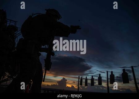 Oceano Pacifico (nov. 2, 2016) un Marine con Raid marittimo vigore, undicesimo Marine Expeditionary Unit, incendi sua M45A1 pistola durante un live-Incendio campo a bordo della USS Makin Island (LHD 8), mentre a galla nell'Oceano Pacifico, nov. 2, 2016. Come parte della piattaforma shoot, i Marines praticata rapidamente passando da loro fucile a loro Sidearm orrendo per continuare a sparare contro il bersaglio. Xi MEU, parte dell'isola Makin anfibio gruppo pronto, è operativo negli Stati Uniti 7 flotta area di responsabilità a sostegno della sicurezza e della stabilità in Indo-Asia-regione del Pacifico. Foto Stock