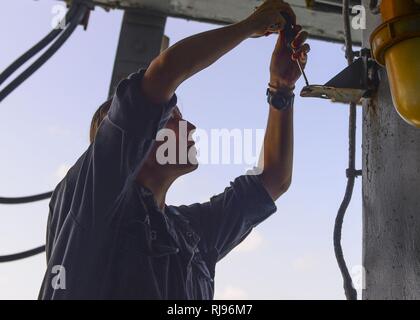 Golfo di Aden (nov. 2, 2016) Petty Officer di terza classe Randi Röhring sostituisce un rifornimento in mare station lampadario a bordo del dock anfibio sbarco nave USS Whidbey Island (LSD 41). Whidbey Island viene distribuito con la Vespa Anfibia gruppo pronto per supportare le operazioni di sicurezza marittima e di teatro la cooperazione in materia di sicurezza gli sforzi negli Stati Uniti Quinta Flotta area di operazioni. Foto Stock