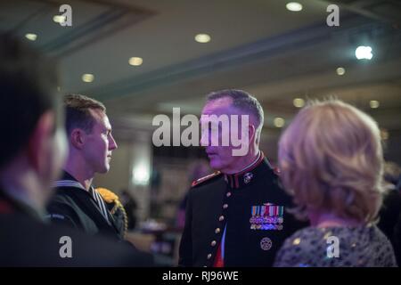 Stati Uniti Marine Corps gen. Joseph F. Dunford, Jr., Presidente del Comune di capi di Stato Maggiore, parla con gli Stati Uniti Navy Petty Officer 2a classe Nicholas Otazo, Marine Corps il destinatario e la sua famiglia dopo il 2016 Servizi armati YMCA Angeli del campo di battaglia Awards Gala in Arlington, Virginia, nov. 03, 2016. La decima edizione Angeli del campo di battaglia Awards Gala onorato i medici, corpsmen pararescuemen e che hanno dimostrato un coraggio straordinario mentre la somministrazione di salvare la vita di trattamento medico e di trauma care sul campo di battaglia. Foto Stock