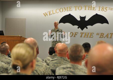 Master Chief Sgt. Ronald C. Anderson Jr., comando Capo Comandante Sergente della Air National Guard, visite con una sezione trasversale di arruolato membri della 185th Air Refuelling Wing, Sioux City, Iowa durante una visita alla base di sabato 5 giugno, 2016. Anderson ha tenuto un municipio incontro di stile di esprimere le sue priorità in quanto la parte superiore ha arruolato membro della Air National Guard e per vedere che cosa riguarda la tipica aviatori può avere. Foto Stock