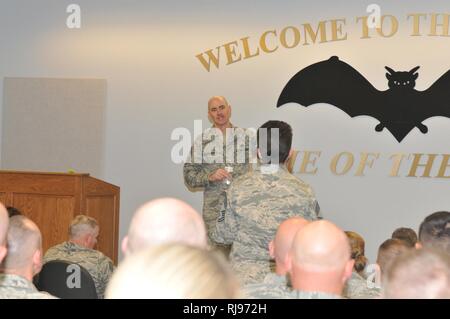 Master Chief Sgt. Ronald C. Anderson Jr., comando Capo Comandante Sergente della Air National Guard, ascolta una questione dal Chief Master Sgt. Michelle Mareau, 185th Air Refuelling Wing, Sioux City, Iowa durante una visita alla base di sabato 5 giugno, 2016. Anderson ha tenuto un municipio incontro di stile di esprimere le sue priorità in quanto la parte superiore ha arruolato membro della Air National Guard e per vedere che cosa riguarda la tipica aviatori può avere. Foto Stock