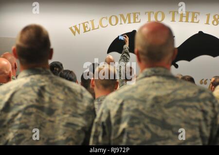 Master Chief Sgt. Ronald C. Anderson Jr., comando Capo Comandante Sergente della Air National Guard, prende un "selfie" con arruolato membri della 185th Air Refuelling Wing, Sioux City, Iowa durante una visita alla base di sabato 5 giugno, 2016. Anderson ha tenuto un municipio incontro di stile di esprimere le sue priorità in quanto la parte superiore ha arruolato membro della Air National Guard e per vedere che cosa riguarda la tipica aviatori può avere. Foto Stock