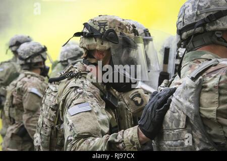 Un team leader assegnato al primo squadrone, xxxiii cavalleria, 101st Airborne Division esorta i suoi soldati per tenere la loro terra durante il culminante missione di formazione in corrispondenza del giunto multinazionale Centro Readiness, Hohenfels, Germania, nov. 4. Per molti dei soldati, questa è stata la loro prima esperienza di partecipazione a un esercizio di questo ordine di grandezza. Foto Stock