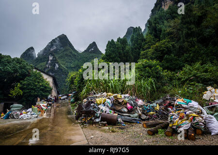 Cumuli di rifiuti ai piedi della famosa vette carsiche vicino Xingping, Guilin, regione, provincia di Guangxi, Cina Foto Stock