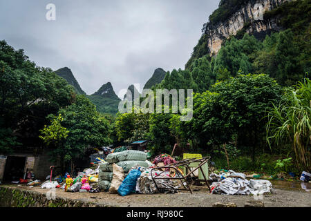 Cumuli di rifiuti ai piedi della famosa vette carsiche, Xingping, Guilin, regione, provincia di Guangxi, Cina Foto Stock