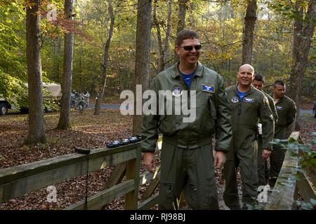 North Carolina Air National Guard membri arrivano a Camp John J. Barnhardt, New London, NC, nov. 5, 2016 a partecipare a terra annuale di formazione di navigazione. Il corso è un evento di un giorno gestito dalla 145Operations Support Squadron in uno sforzo per la formazione di equipaggi iscritti sulla sopravvivenza e scenari di soccorso incluso ma non limitato alle apparecchiature essenziali, di giorno e di notte, operazione di svasatura, e di navigazione terrestre con mappe e bussole. Foto Stock