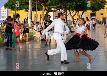 La folla guarda la sua fama Marinera danza di Trujillo, Perú, in stile coloniale e la piazza principale della città. Foto Stock