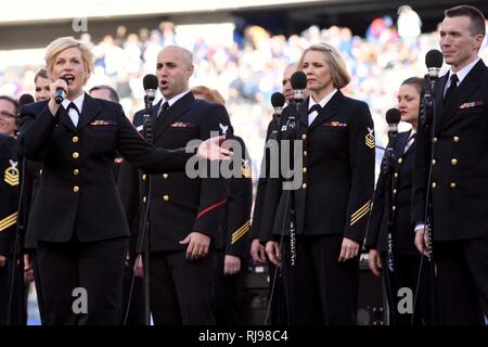 NEW YORK - USA Navy Band membri eseguire durante il Halftime spettacolo presso il New York Giants vs. Philadelphia Eagles apprezzamento militare gioco a MetLife Stadium di East Rutherford, New Jersey, domenica, nov. 6, 2016. Più di 100 Servicemembers da New York e New Jersey area volontariamente per rappresentare la loro ramo di servizio durante il pre-partita e tempo di emisaturazione cerimonie. Foto Stock