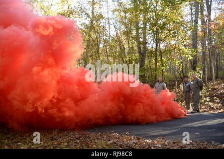 North Carolina Air National Guard membri pratica con l'utilizzo di giorno-razzi tempo durante un annuale della navigazione terrestre formazione tenutosi presso il Camp John J. Barnhardt, New London, NC, nov. 5, 2016. Il corso è un evento di un giorno gestito dalla 145Operations Support Squadron in uno sforzo per la formazione di equipaggi iscritti sulla sopravvivenza e scenari di soccorso incluso ma non limitato alle apparecchiature essenziali, di giorno e di notte, operazione di svasatura, e di navigazione terrestre con mappe e bussole. Foto Stock