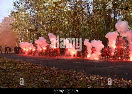 North Carolina Air National Guard membri pratica utilizzando la notte flares durante un annuale della navigazione terrestre formazione tenutosi presso il Camp John J. Barnhardt, New London, NC, nov. 5, 2016. Il corso è un evento di un giorno gestito dalla 145Operations Support Squadron in uno sforzo per la formazione di equipaggi iscritti sulla sopravvivenza e scenari di soccorso incluso ma non limitato alle apparecchiature essenziali, di giorno e di notte, operazione di svasatura, e di navigazione terrestre con mappe e bussole. Foto Stock