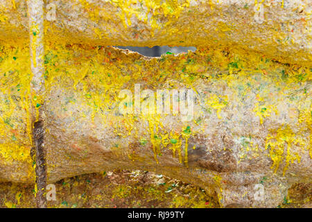 Primo piano di ostacoli in legno con tracce di pistole di marcatore su open campo di paintball Foto Stock