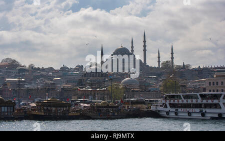 Vista da Galata della Moschea Suleymaniye , il Ottoman Imperial moschea di Istanbul, Turchia. È la più grande moschea della città Foto Stock