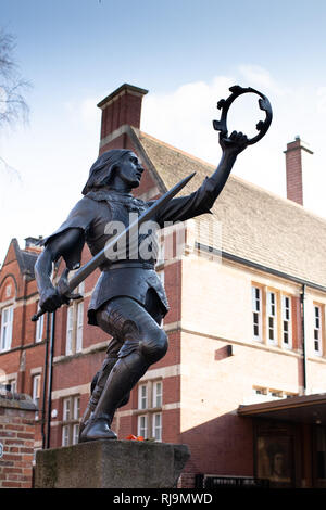 Una statua di bronzo raffigurante Richard III, commissionato da Richard III la società nel 1980 sorge al di fuori del Centro Visitatori vicino alla cattedrale. Foto Stock