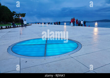 Spaziergänger an der Promenade, Zadar, Dalmatien, Kroatien Foto Stock