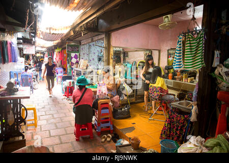 Kambodscha, Phnom Penh, Kandal Mercato, Markt der Armen, hier gibt es alles, Lebensmittel, Werkzeug und Ersatzteile sowie Kosmetik und einen Haarschnit Foto Stock