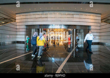 Vista dell'ingresso del SURIA shopping mall di Kuala Lumpur in Malesia Foto Stock