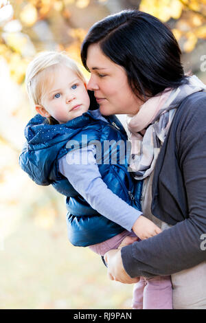 Frau, tipo, Mutter, Tochter, Ritratto, Parco, Herbstausflug, Herbsttag, Herbstspaziergang, Bad Kissingen, Bayern, Foto Stock