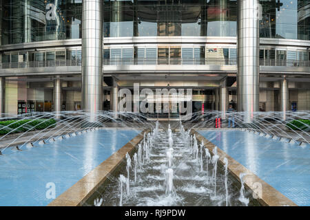 Vista dell'ingresso alle Torri Gemelle Petronas di Kuala Lumpur in Malesia Foto Stock