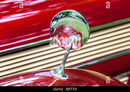 Veteran Czechoslovak car, Aero 50 cabrio Sodomka 1938, primo piano Rearview Mirror Foto Stock