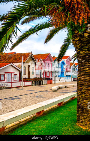 Europa, Portogallo Aveiro, Costa Nova, bunte Häuser Foto Stock