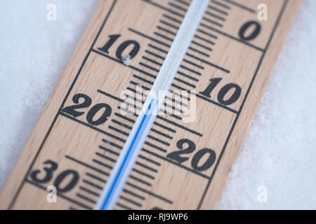 Termometro in legno nella neve con temperatura di congelamento dettaglio shot Foto Stock