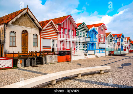 Europa, Portogallo Aveiro, Costa Nova, bunte Häuser Foto Stock