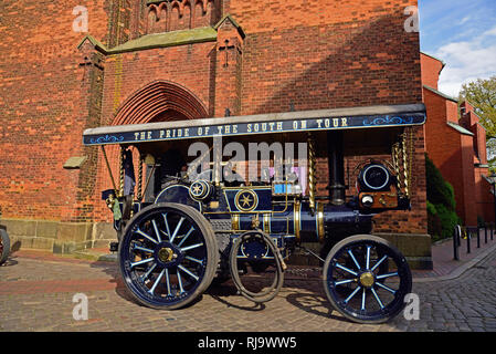 Europa, Deutschland, Niedersachsen, Metropolregion Hamburg, Hansestadt Buxtehude, Steampunk Festival, vor Dampflokomobil Kirche San Petri, Foto Stock