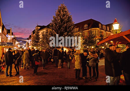 Europa, Deutschland, Niedersachsen, Metropolregion Hamburg, Buxtehude, Kreis Stade, Weihnachtsdekoration in der Langen Straße Foto Stock