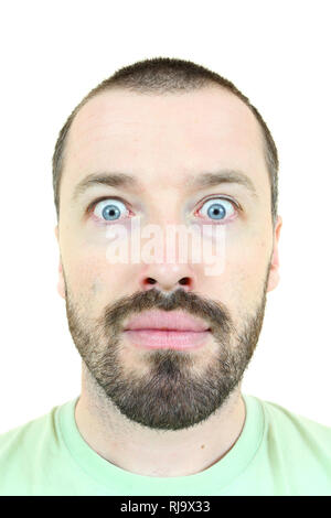 Sorpreso l'uomo. I giovani adulti vicino alla sua 30s - Ritratto isolata contro uno sfondo bianco. A pelo corto maschio. Foto Stock