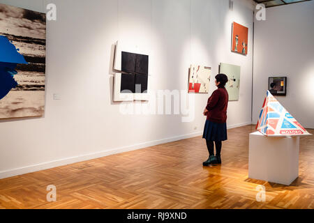 Mosca, Russia - 18 gennaio 2019: donna viste le opere in esposizione principale della nuova galleria Tretyakov di arte moderna su Krymsky Val di Mosca. Questo museu Foto Stock