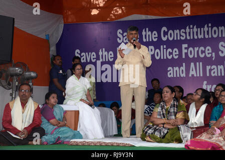 Kolkata, India. 05 feb 2019. Andhra Pradesh Chief Minister N Chandrababu Naidu indirizzo durante la Mamata Banerjee (medio) si siede in segno di protesta contro il governo centrale al di sopra della CBI tentativo di interrogatorio Kolkata commissario di polizia. Credito: Saikat Paolo/Pacific Press/Alamy Live News Foto Stock