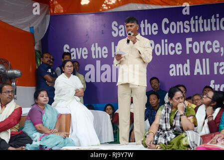 Kolkata, India. 05 feb 2019. Andhra Pradesh Chief Minister N Chandrababu Naidu indirizzo durante la Mamata Banerjee (medio) si siede in segno di protesta contro il governo centrale al di sopra della CBI tentativo di interrogatorio Kolkata commissario di polizia. Credito: Saikat Paolo/Pacific Press/Alamy Live News Foto Stock