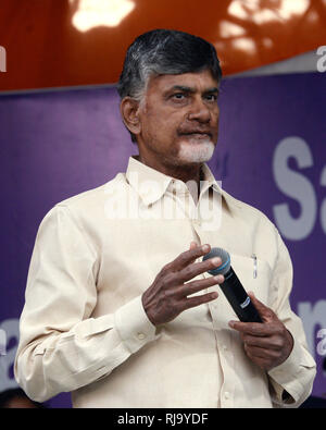 Kolkata, India. 05 feb 2019. Andhra Pradesh Chief Minister N Chandrababu Naidu indirizzo durante la Mamata Banerjee siede in segno di protesta contro il governo centrale al di sopra della CBI tentativo di interrogatorio Kolkata commissario di polizia. Credito: Saikat Paolo/Pacific Press/Alamy Live News Foto Stock