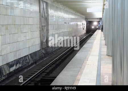 Mosca, Russia - 24 gennaio 2019 : Stazione ferroviaria a Oktyabrskoye Polye stazione della metropolitana sulla linea Tagansko-Krasnopresnenskaya della metropolitana di Mosca. La stazio Foto Stock