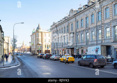 Mosca, Russia - 25 gennaio 2019: persone e vetture al via Volhonka e vista del Cremlino nel giorno d'inverno. Volkhonka è una delle più antiche strade in Mos Foto Stock
