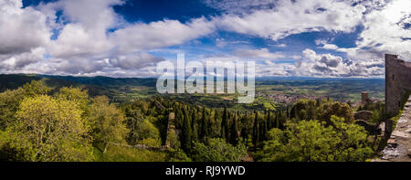 Vista aerea dalla Fortezza del Girifalco sul tipico del territorio collinare della campagna toscana Foto Stock