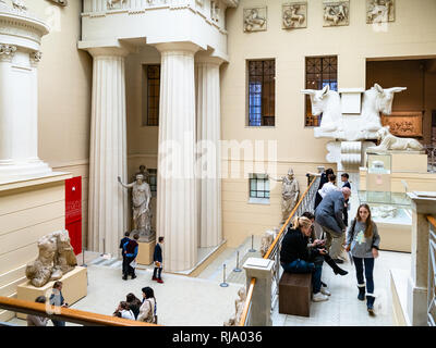 Mosca, Russia - 25 gennaio 2019: i visitatori in greco antico cortile di Pushkin Museo Statale di belle arti presso Vohonka street. Museo Puskin è l Foto Stock