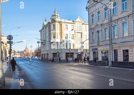 Mosca, Russia - 25 gennaio 2019: la gente a piedi a Volhonka street e la vista del Cremlino nel giorno d'inverno. Volkhonka è una delle più antiche strade di Mosca, Foto Stock
