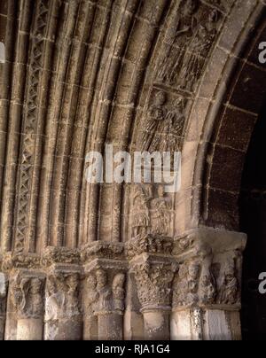 DETALLE DE LA PUERTA DE SANTIAGO DE LA IGLESIA DE SAN SALVADOR - DETALLE DE LOS CAPITELES Y ARQUIVOLTAS - SIGLO XIII. Posizione: Iglesia de San Salvador. Cifuentes. Guadalajara. Spagna. Foto Stock