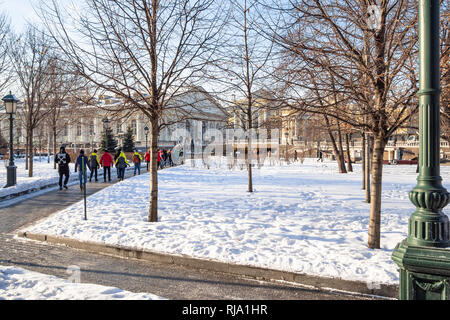 Mosca, Russia - 25 gennaio 2019: i turisti vanno a Mosca Central Exhibition Hall Manege in Alexander Gardens nella soleggiata giornata invernale. Alexander Garden è stato Foto Stock