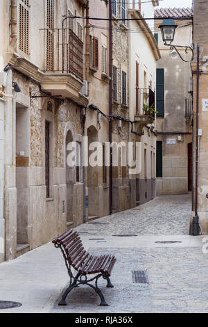 Vicolo vuoto di Pollenca, città nel nord-est dell'isola di Mallorca, Mare mediterraneo, Isole Baleari, Spagna, Europa meridionale Foto Stock