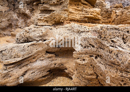 Costa rocciosa con tufo poroso al Peloponneso in Grecia Foto Stock