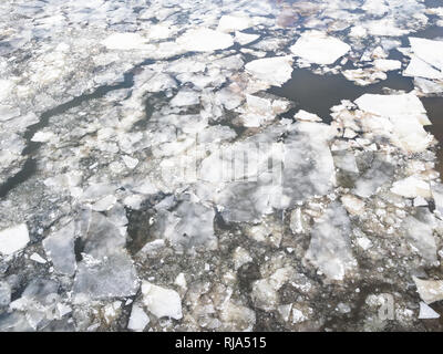 Ice floes nel fiume Moskva nella città di Mosca in inverno Foto Stock