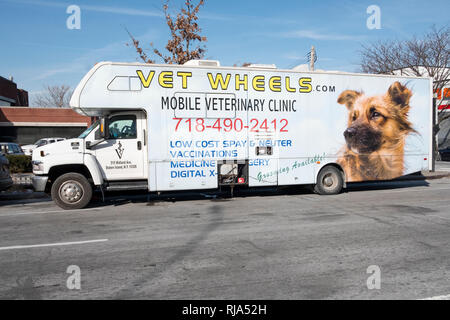 VET RUOTE, un mobile clinica veterinaria che operano al di fuori di un carrello di grandi dimensioni. Parcheggiato su Northern Boulevard in corona, Queens, a New York City. Foto Stock