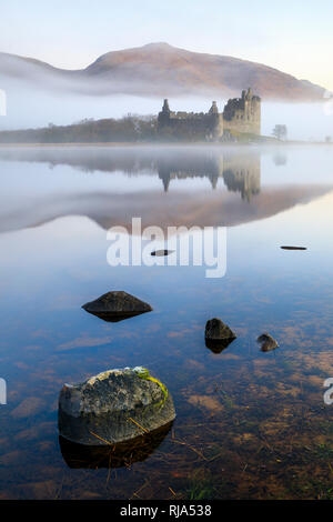 Kilchurn Castle sul Loch Awe catturato in una nebbiosa mattina. Foto Stock